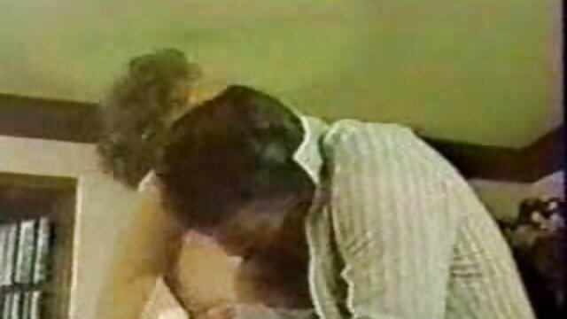 Jackie Rogen nézi, amint nővére szopja mostohaapa farkát az asztal alatt ingyenes sexvideok
