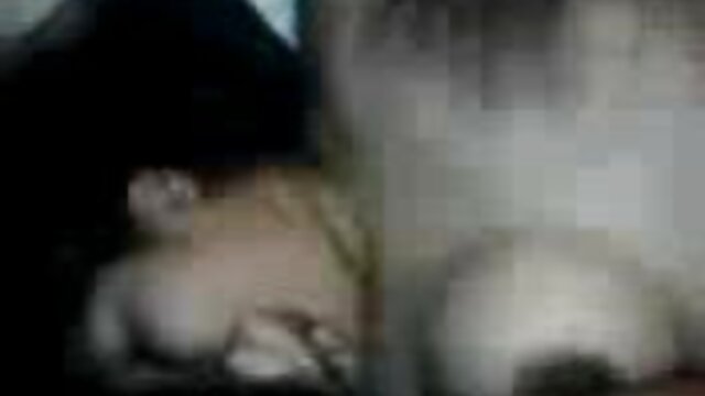 Egy karcsú barna amatőrt megbaszott két kanos apuka párás xxxvideók MMF szex klipben